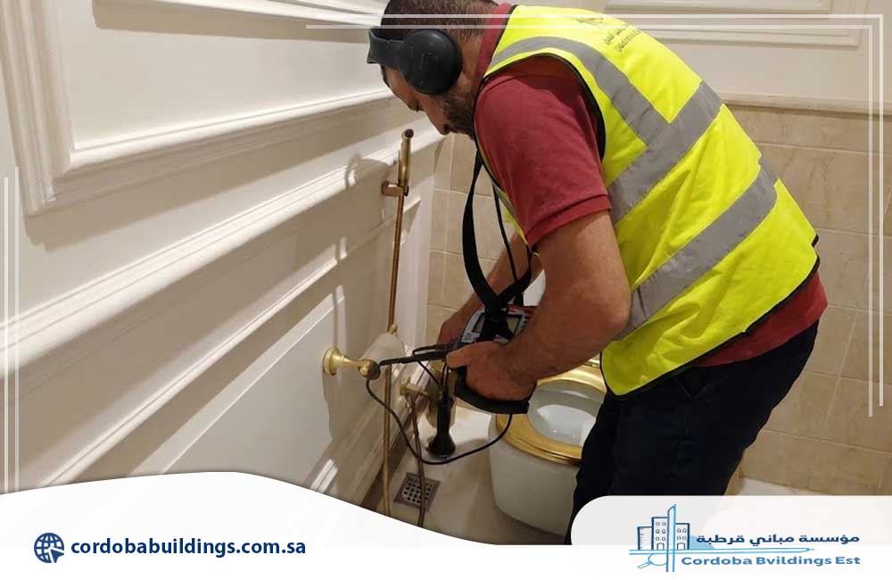 مهندس من مؤسسة مباني قرطبة يقوم بالكشف عن تسرب المياه