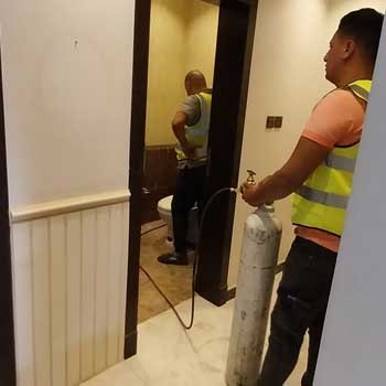 مهندسين يفحصون تسرب المياه في حمام