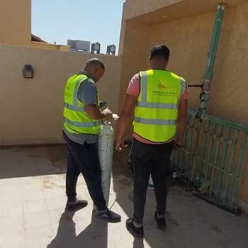 مهندسيين يقومون بالكشف عن تسرب المياه على سطح عميل