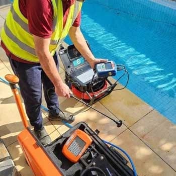 مهندس يفحص مكان تسرب مياه في مسبح حمام سباحة