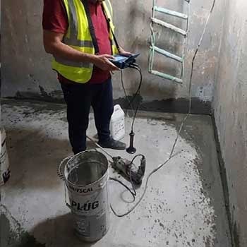 مهندس يفحص تسرب مياه في خزان ارضي